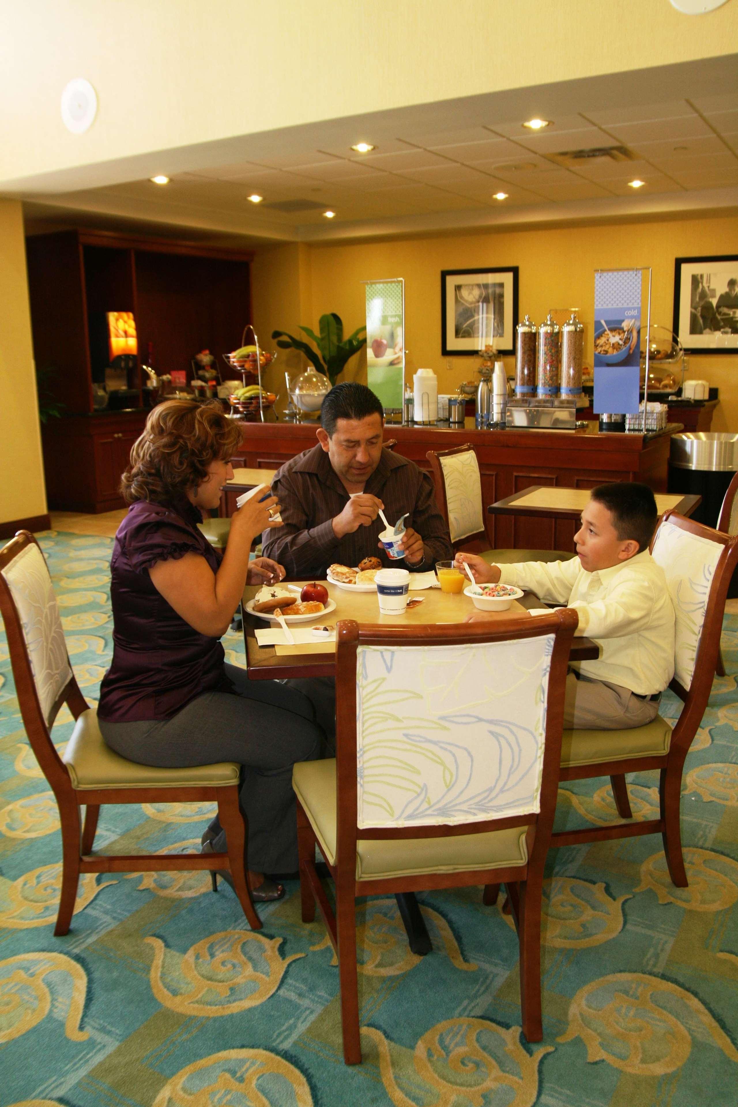 Hampton Inn & Suites Fort Myers-Colonial Boulevard Ресторант снимка