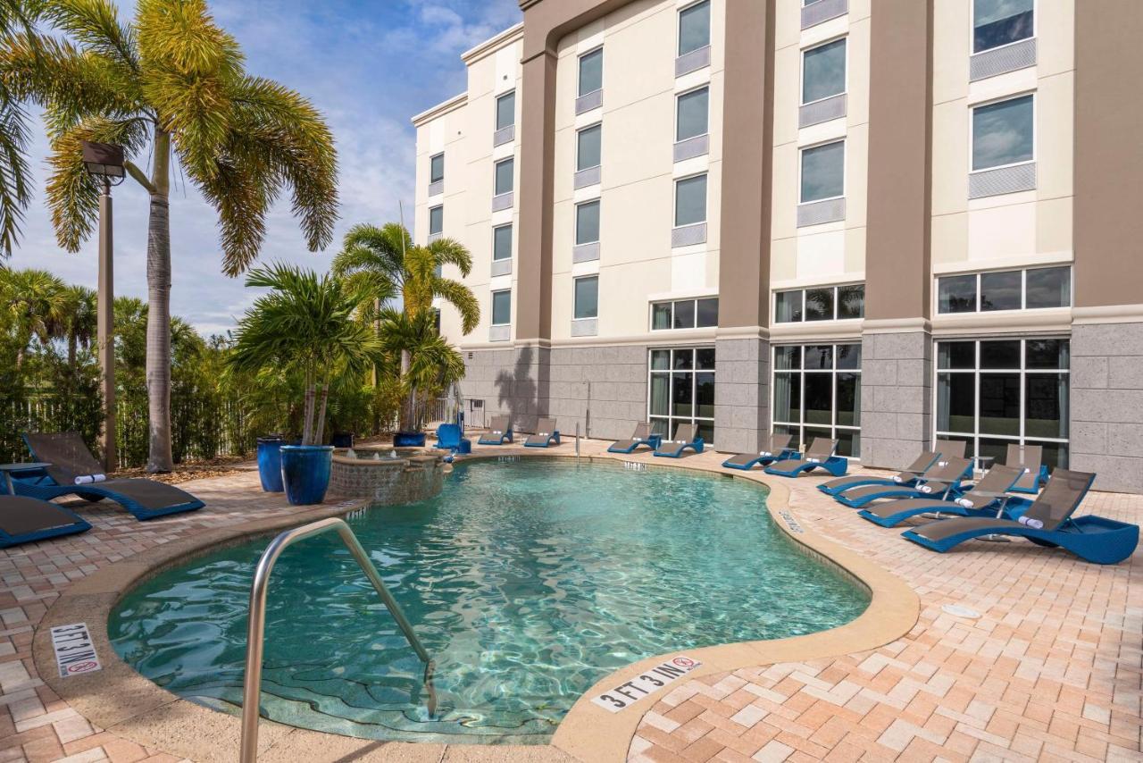 Hampton Inn & Suites Fort Myers-Colonial Boulevard Екстериор снимка