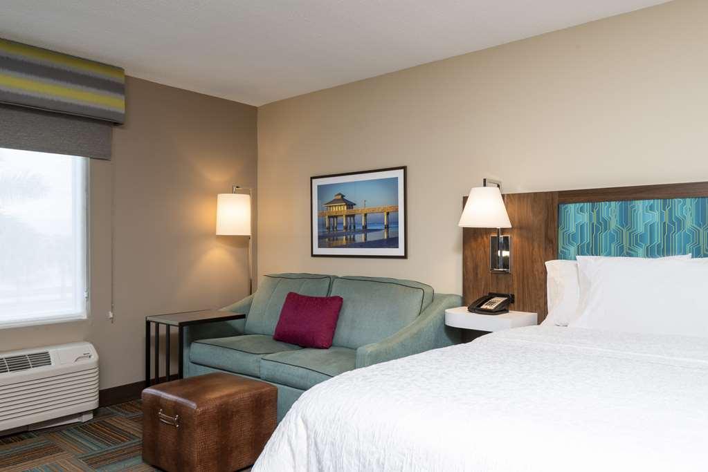 Hampton Inn & Suites Fort Myers-Colonial Boulevard Стая снимка